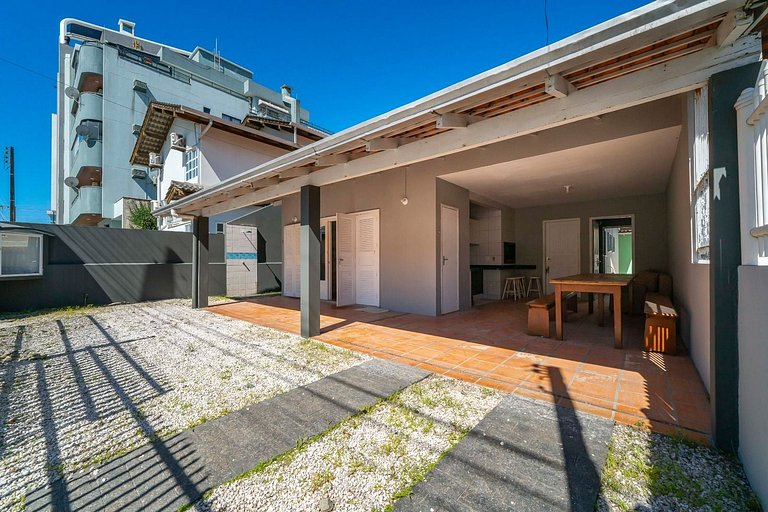 Linda Casa em Bombas a 150m da Praia